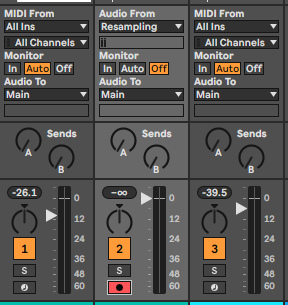 Аудиодорожка в Session View: Audio From — Resampling, Monitor — Off, кнопка Arm включена; слева и справа MIDI-дорожки