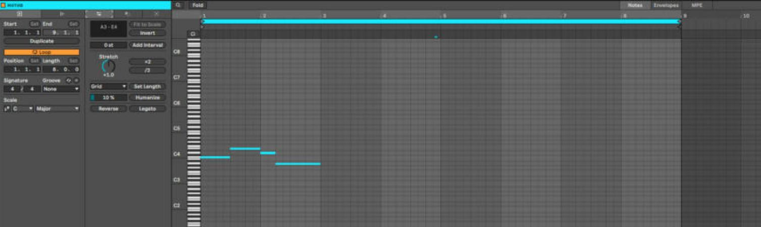 Piano Roll клипа «мотив»: четыре ноты C4, E4, D4, A3 в первых двух тактах, остальное пусто